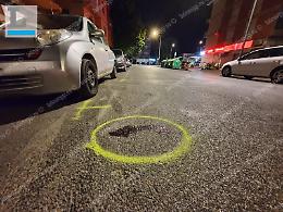 Cade durante un trasloco e un'auto lo investe, muore in ospedale