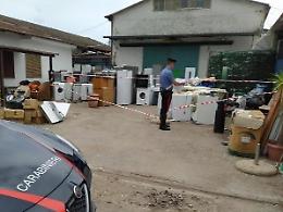 Rubavano i rifiuti ingombranti: arrestati due dipendenti di Abc