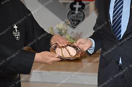 I poliziotti riportano in chiesa la collana d'oro rubata dal collo della Vergine