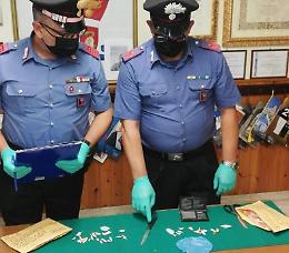 Sorpresi mentre confezionavano l'eroina, arrestati dai carabinieri