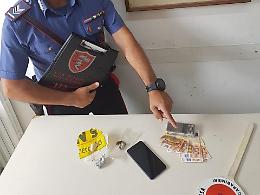 Spaccio di eroina e introduzione di monete false: arrestato e denunciato un uomo