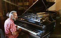 Stefano Bollani nel Giardino di Ninfa ha suonato l'antico piano a gran coda Bechstein