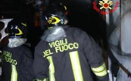Incendio su un terrazzo, paura in una palazzina