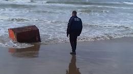 Le mareggiate "regalano" alla spiaggia un serbatoio metallico