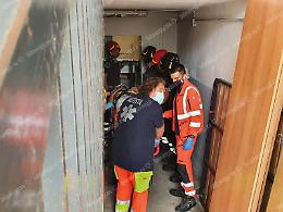 Ascensore bloccato, il malfunzionamento per una tavola da surf