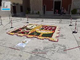 Un'infiorata sul sagrato della chiesa di San Michele per il Corpus Domini