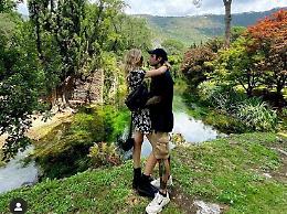 I Ferragnez a Ninfa: Fedez e Chiara Ferragni visitano il Giardino