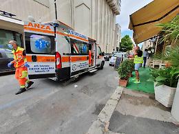 Incidente in centro, anziana inciampa sul tappeto di una pizzeria