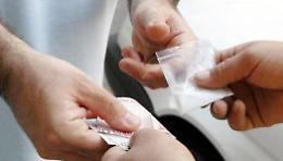 Girava in centro con 13 dosi di cocaina nascoste nell'auto: arrestato