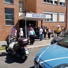Ammassati in fila all'ambulatorio, interviene la polizia