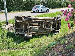 Pick up si ribalta nel fosso dopo lo scontro con un'auto