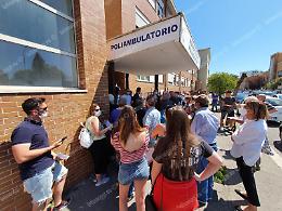Fila al poliambulatorio, a dare una mano ci pensano i volontari