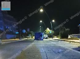 Urtano due mezzi in sosta e si ribaltano con l'auto, due feriti sul lungomare