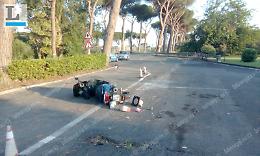 Si scontra con un'auto in sorpasso, schianto in scooter sull'Appia