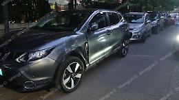 Guida in stato di alterazione e danneggia le auto in sosta