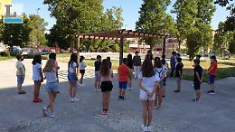 Addio scuola primaria, l'ultima lezione e i saluti in piazza per due quinte