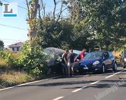 Maxi incidente a Casello 45, una vettura finisce contro un albero