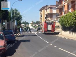 Finisce con l'auto fuori strada e danneggia la tubatura del gas: ferito un uomo