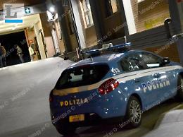 Litigano fuori dal pronto soccorso, uno dei due aggredisce i poliziotti