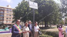 Il Comune intitola un giardino al sindaco Franco Calissoni, scoperta la targa