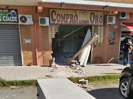 Sfondano la vetrina del Compro Oro con un camion e fuggono con l'oro