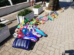 Primo sequestro di gonfiabili in spiaggia, l'operazione della Polizia Locale