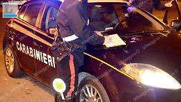 Ignora l'alt, investe un carabiniere e fugge: arrestato un ragazzo