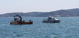 Barca affonda al largo, salvi i giovani che erano a bordo. Mezzo recuperato