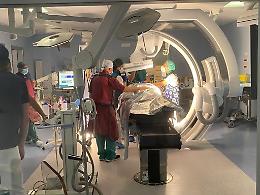 Tumore polmonare, l'intervento nella Sala Ibrida del Goretti con le nuove tecnologie