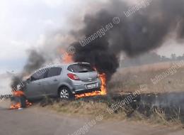 L'auto prende improvvisamente fuoco, terrore per un'anziana