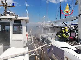 Incendio sullo yacht ormeggiato al porto: intervengono i vigili del fuoco