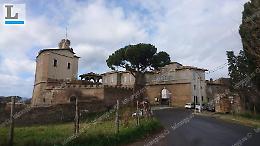 Pratica di Mare, il cancello che chiude il borgo deve sparire entro tre giorni