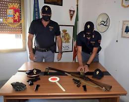 Schiamazzi sotto casa, 50enne minaccia un gruppo di giovani con la pistola