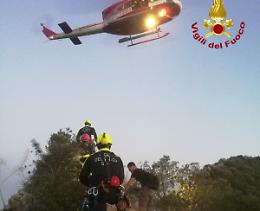 Cade in un dirupo, ferito e soccorritori trascorrono la notte sul promontorio