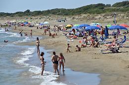 Usavano la spiaggia come uno stabilimento, sequestri e denunce