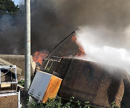 Bruciano altri rifiuti nel campo rom di Castel Romano