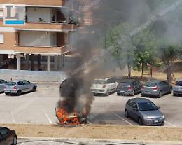 Accende l'auto e il mezzo prende fuoco: paura per un uomo