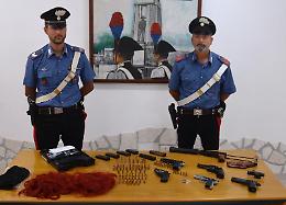 Cinque pistole e una mitragliatrice Uzi in casa, un uomo finisce in carcere