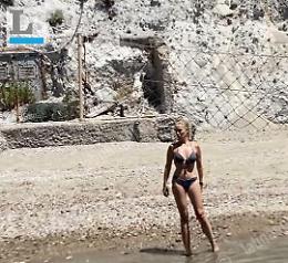 Anche Nancy Brilli sceglie Ponza: "Il mare mi ricarica e mi rigenera"