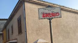 Ripulita la scritta in onore di Craxi, ora si cercano i vandali