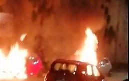 Moto contro auto, fiamme e paura in piena notte