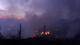 Rifiuti in fiamme nella notte, l'incendio arriva a ridosso di due case
