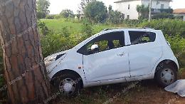Con l'auto contro un pino. Incidente mortale su via Epitaffio