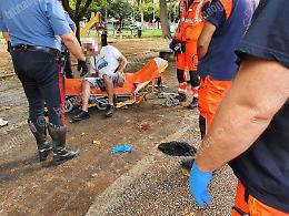 Litigano in piazza poi l'aggressione:  è caccia all'uomo