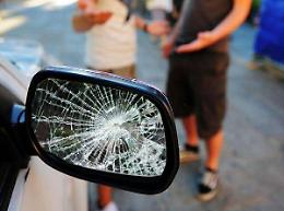 Truffa con lo  specchietto, raggiro da 200 euro in pieno centro