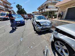 Intercettati dalla Polizia, borseggiatori in fuga si schiantano: un arresto