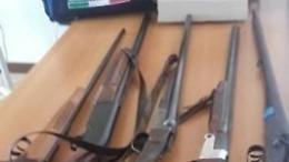Litiga con il vicino per i confini del terreno, la polizia gli toglie i fucili