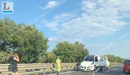 Incidente stradale sulla Pontina: auto sbanda e finisce sul new jersey. Code e traffico in tilt