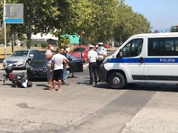 Incidente tra un'auto e una moto: ferita una donna in sella alla due ruote