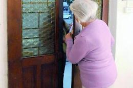 Anziani derubati in casa Caccia agli impostori